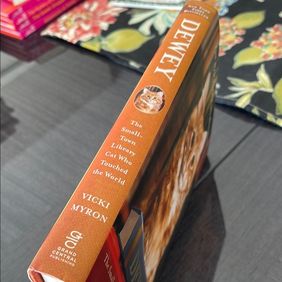 Dewey: The Small-Town Library Cat Book - Picture 3 of 5